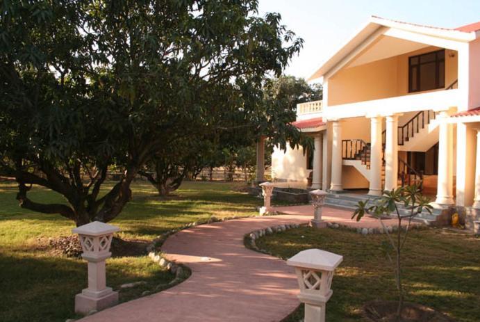 Nadiya Parao Garjia Buitenkant foto